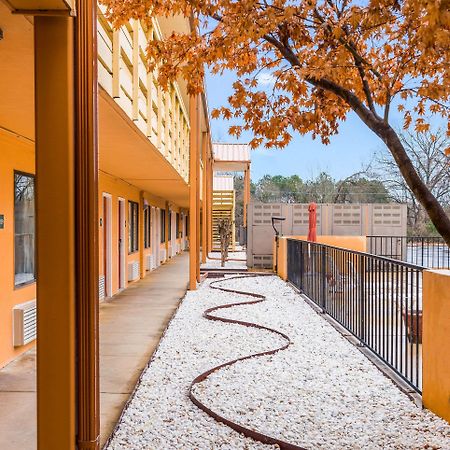 Quality Inn & Suites Corinth West Buitenkant foto
