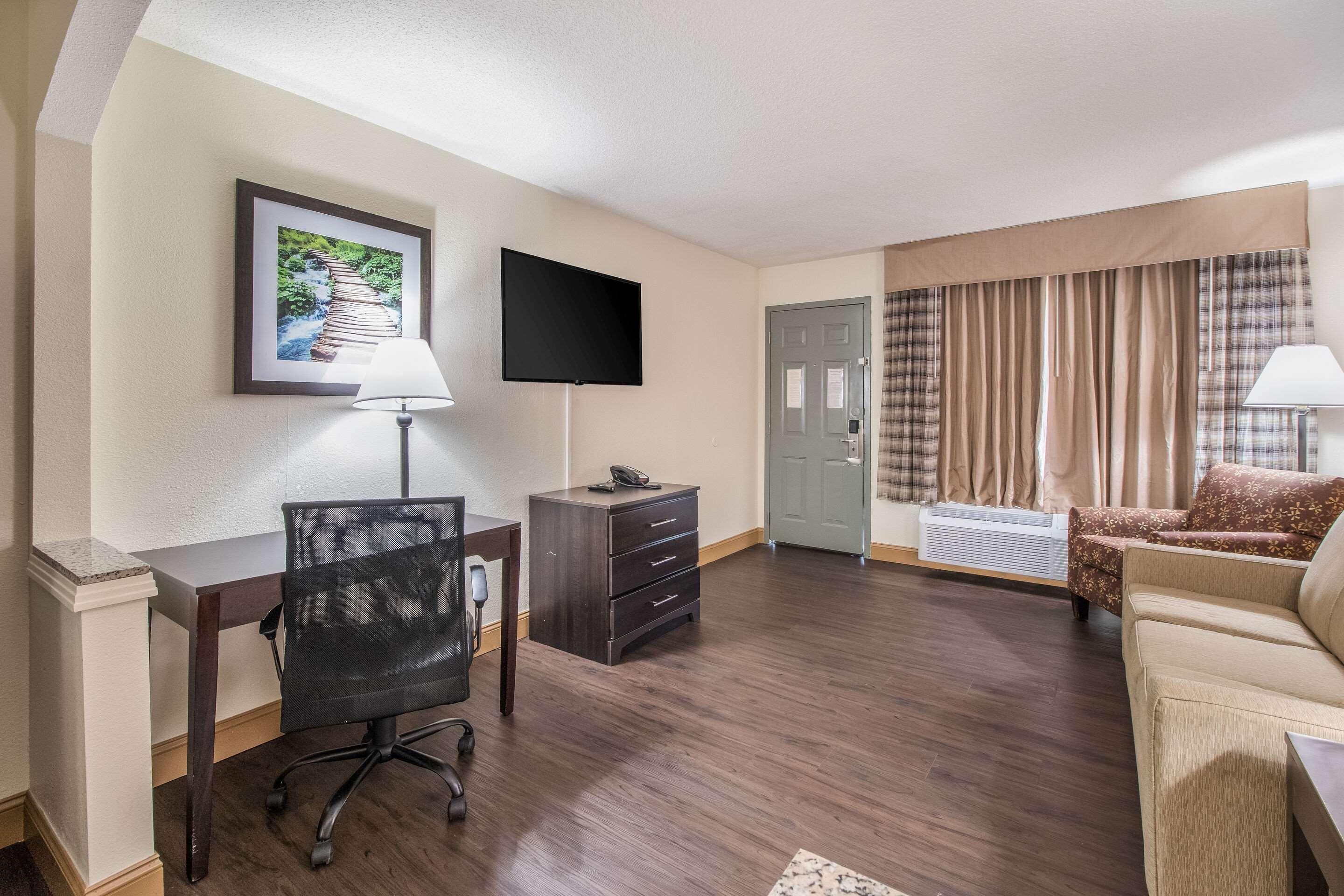 Quality Inn & Suites Corinth West Buitenkant foto