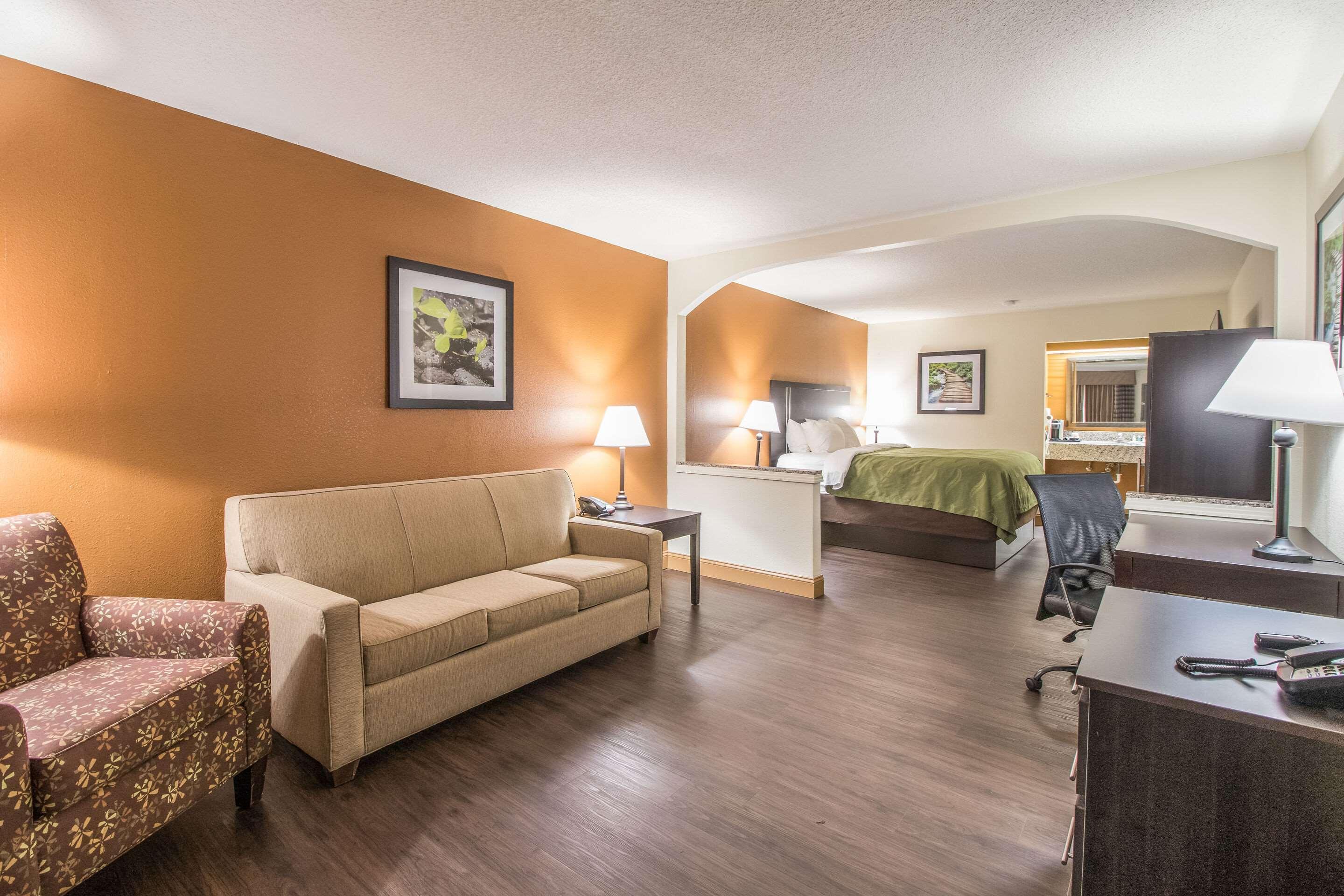 Quality Inn & Suites Corinth West Buitenkant foto