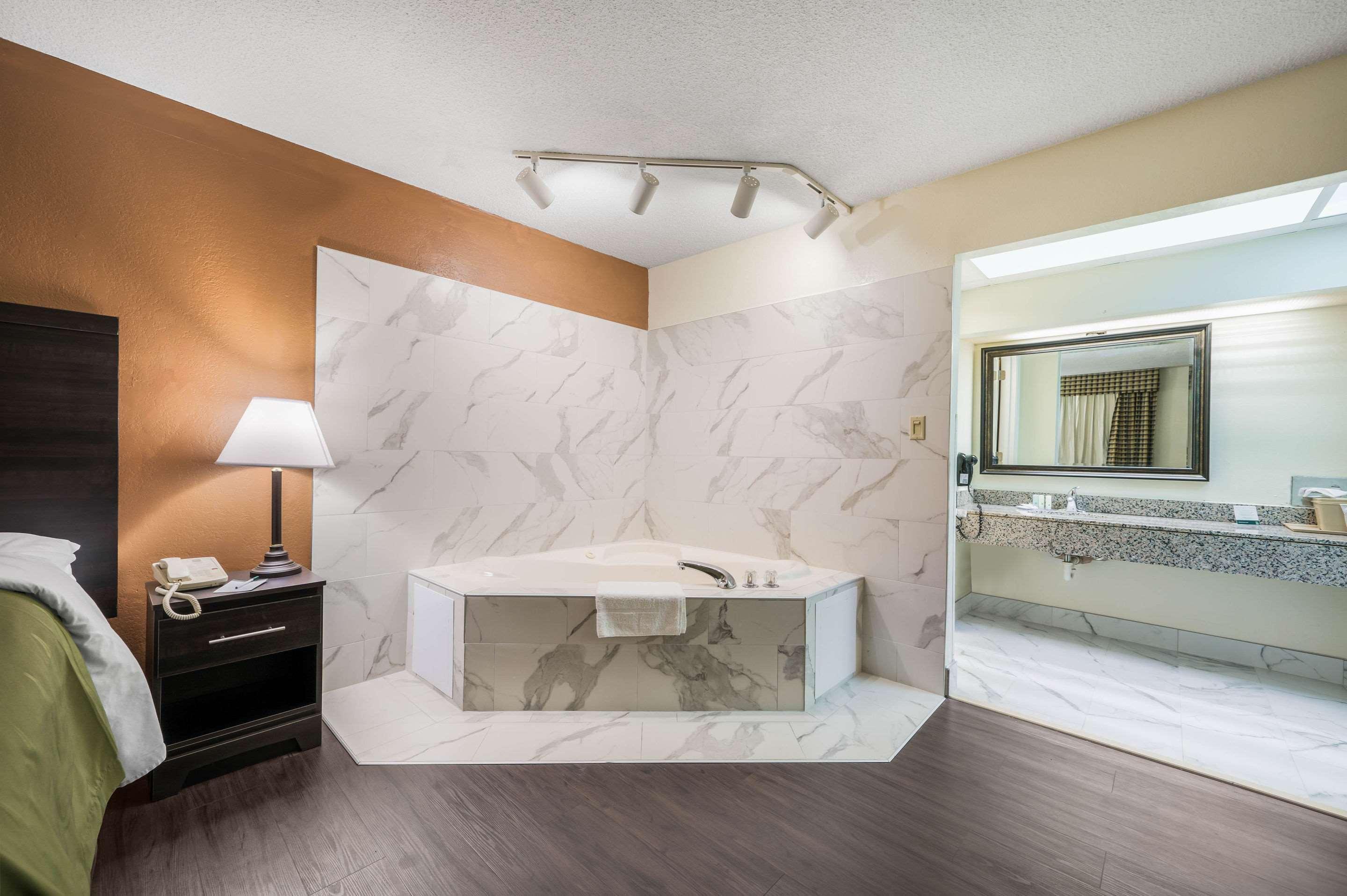 Quality Inn & Suites Corinth West Buitenkant foto