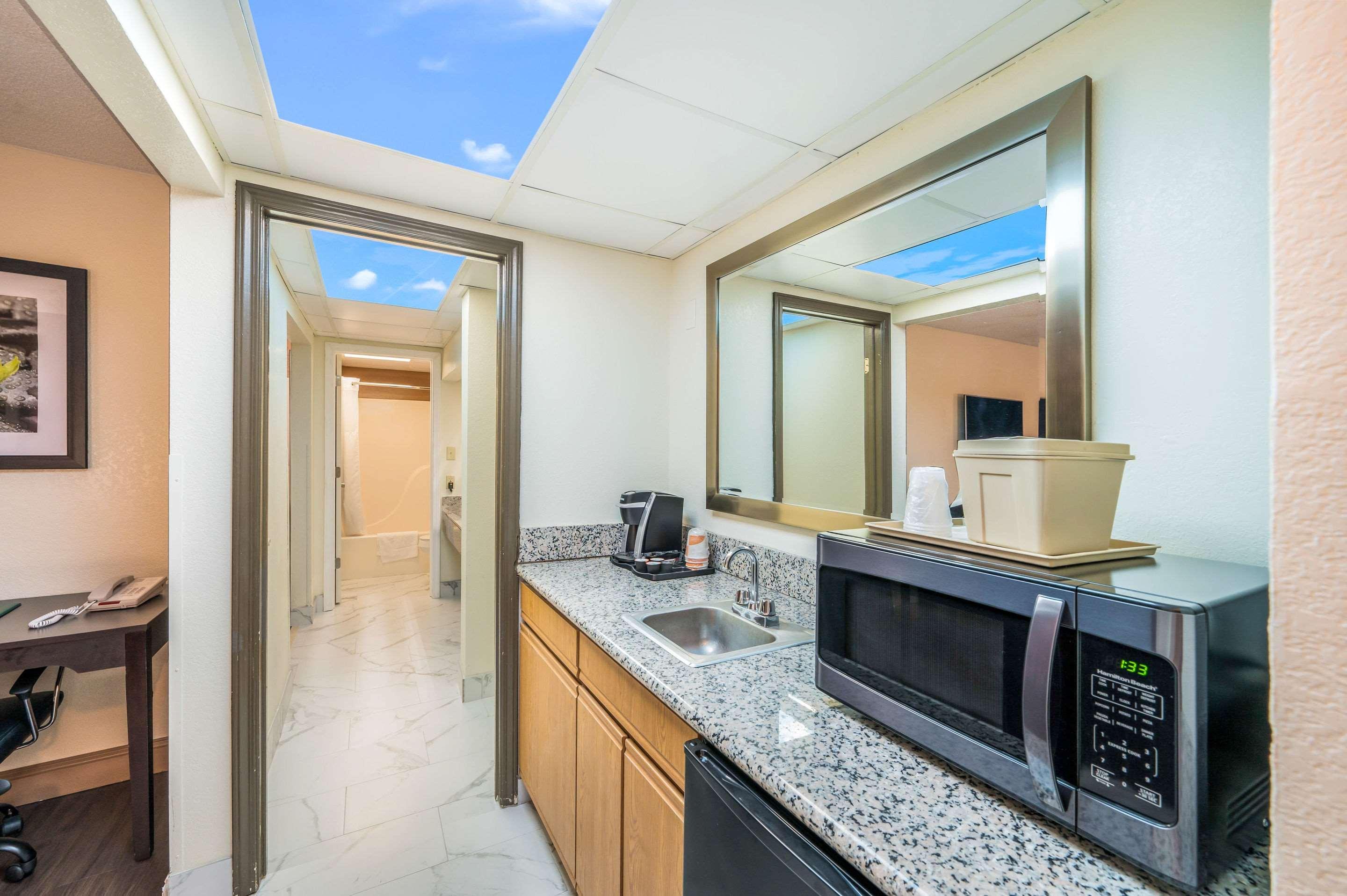 Quality Inn & Suites Corinth West Buitenkant foto