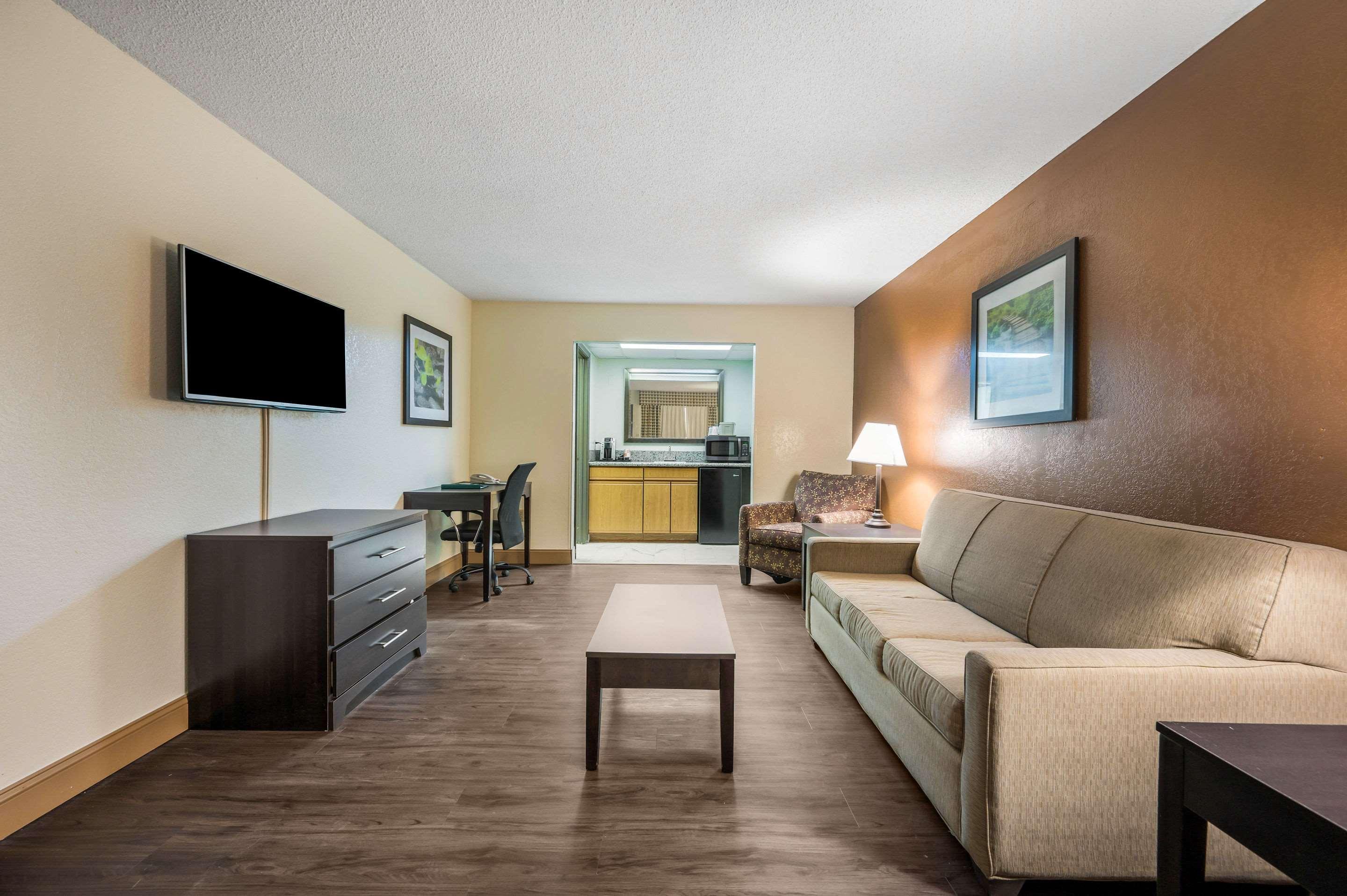 Quality Inn & Suites Corinth West Buitenkant foto