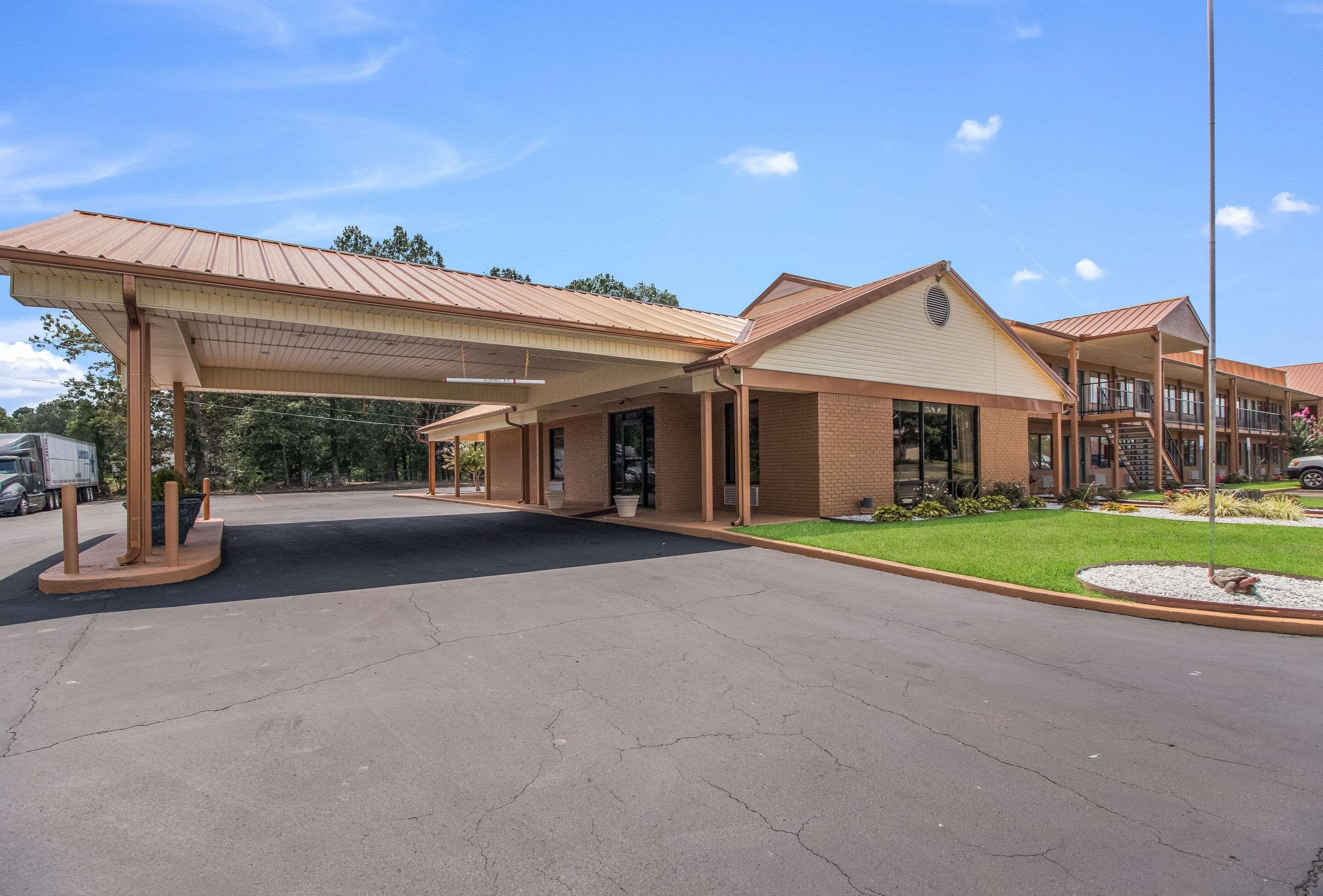 Quality Inn & Suites Corinth West Buitenkant foto