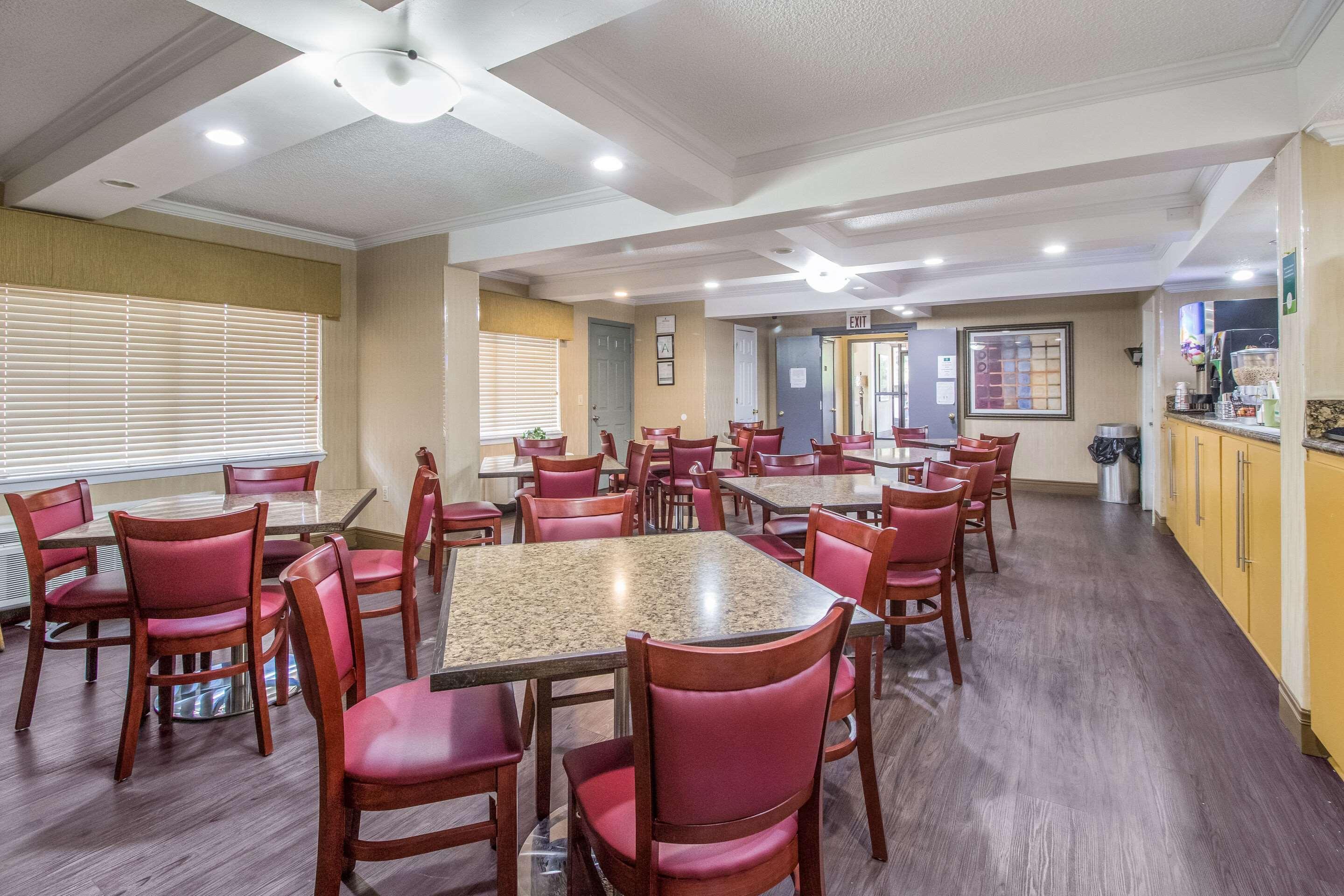 Quality Inn & Suites Corinth West Buitenkant foto