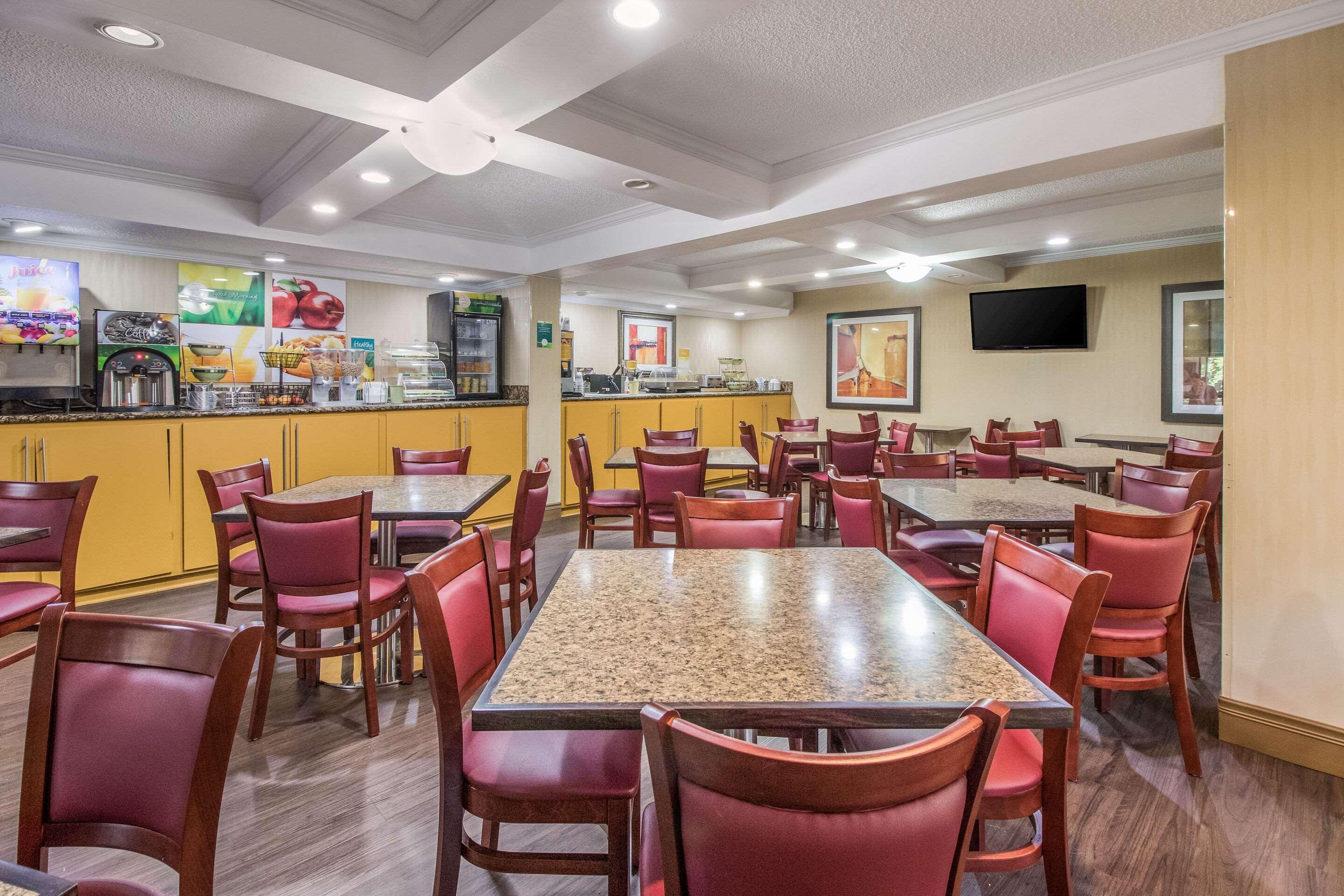 Quality Inn & Suites Corinth West Buitenkant foto
