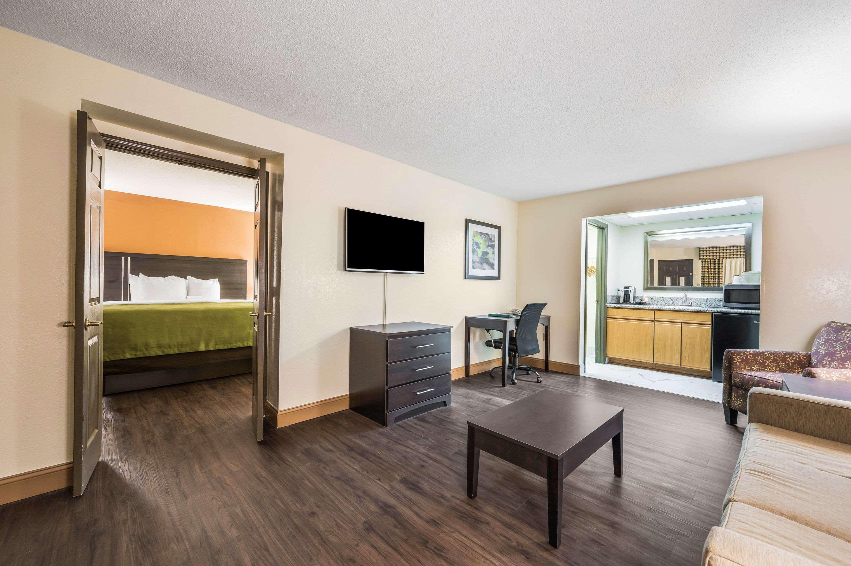 Quality Inn & Suites Corinth West Buitenkant foto